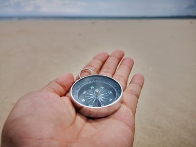 罗盘是一种用于导航和定位的仪器，它显示相对于地理基本方向或点的方向。有的利用磁能和风水来提升生活质量