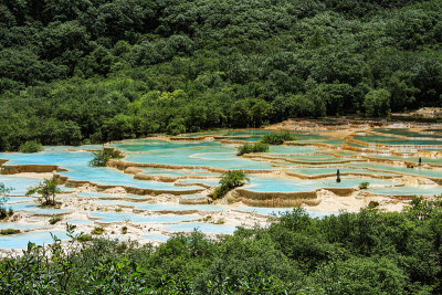 保护区石灰华池中的深蓝色海水