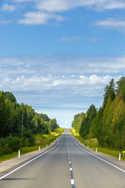 天空背景上有标记的高速公路。