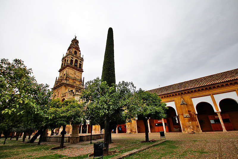 科尔多瓦清真寺大教堂(mezquita - cateddral de Córdoba)的橘子宫钟楼，