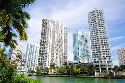 位于佛罗里达州迈阿密Brickell Key的公寓大厦