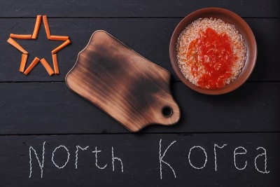 米来北韩的话，概念上围绕着北韩核战争的主题拼贴，以核导弹为形式的胡萝卜，政治冲突
