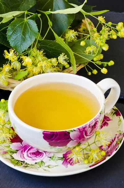 草药疗法。石灰开花茶。
