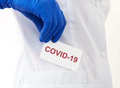 医生口袋里的COVID-19贴纸
