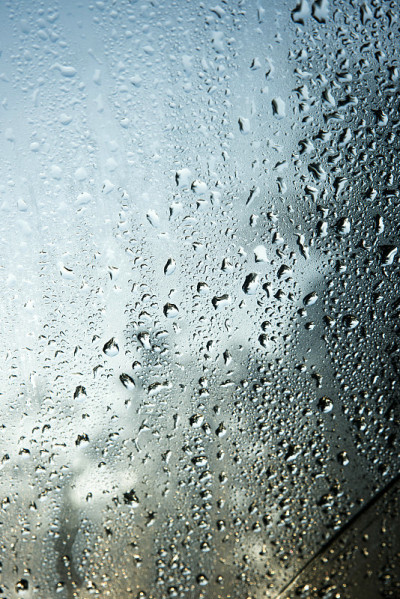 水滴在玻璃窗上