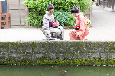 两个日本女人在浴田溪边