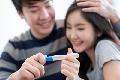 亚洲夫妇很高兴看到他们的验孕结果。