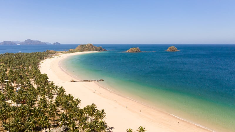 宽阔的热带海滩，白沙和小岛，俯视图