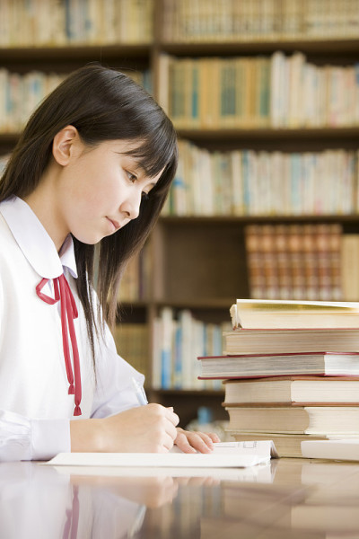 女初中生在图书馆学习