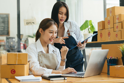 创业小企业主中小企业女企业家检查网上订单准备包装箱，卖给客户，网上中小企业创业思路。
