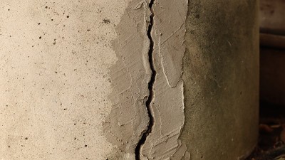 破碎水泥墙壁。
