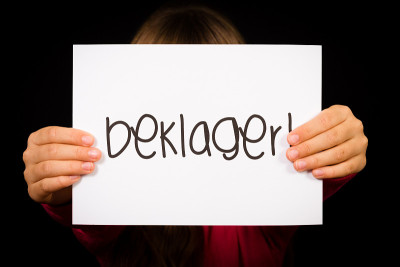 拿着挪威语Beklager的孩子-抱歉