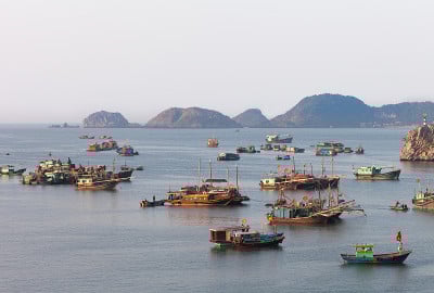 下龙湾。渔港码头的近景
