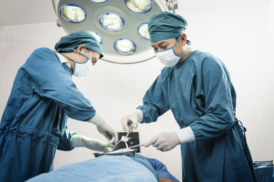外科医生在手术室里给病人做手术。外科和急诊概念