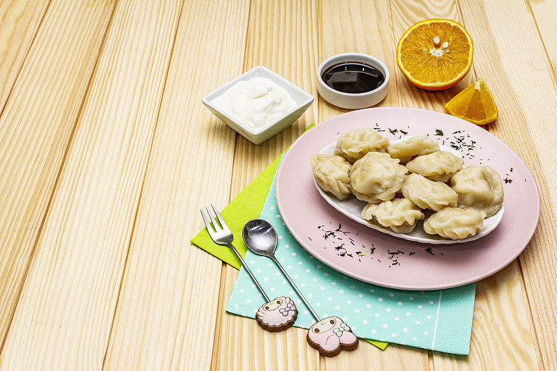 鱼饺子。儿童健康食品的概念