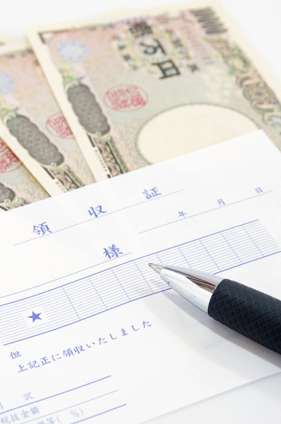 收据和圆珠笔