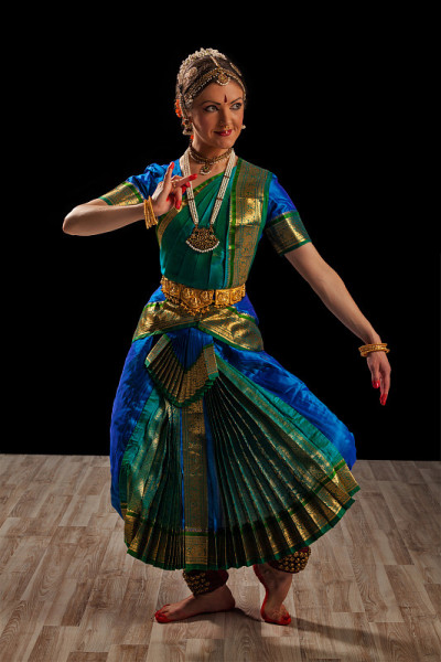 印度古典舞蹈Bharatanatyam的美丽女孩舞者