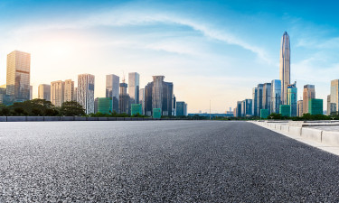 空旷的沥青路和现代化的城市天际线在深圳全景