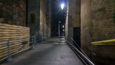快速走过巴塞罗那老城区狭窄的街道。夜间照明的哥特式地区