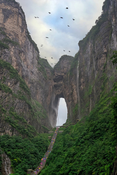鸟群飞过圣天门山