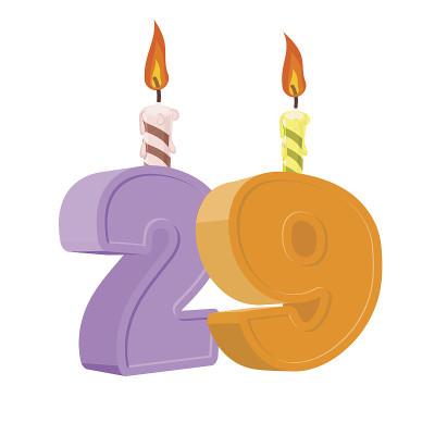 29岁的生日。数字与节日蜡烛为节日蛋糕。二十9周年纪念日