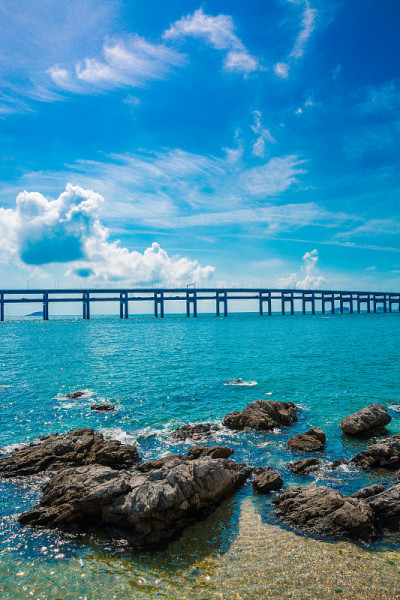 蓝天黑礁，城市，大海，跨海大桥