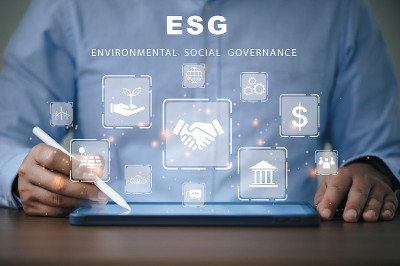 商家使用平板电脑分析ESG环境社会治理企业战略投资理念。