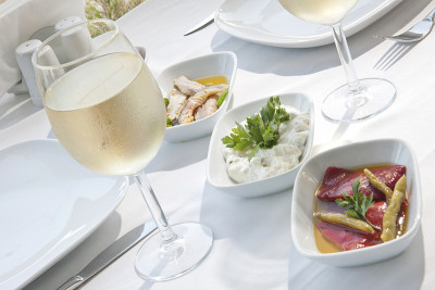 白葡萄酒和地中海美食