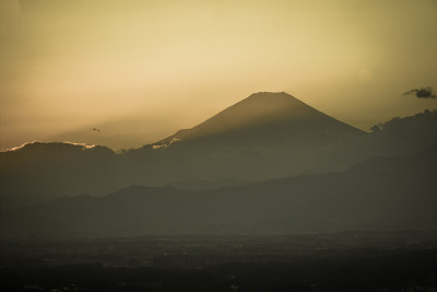 黄昏和从横滨地标塔可以看到的富士山