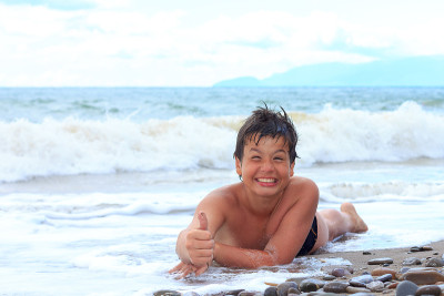 快乐的小男孩在海边好