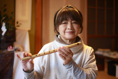 一个女人在擦日式