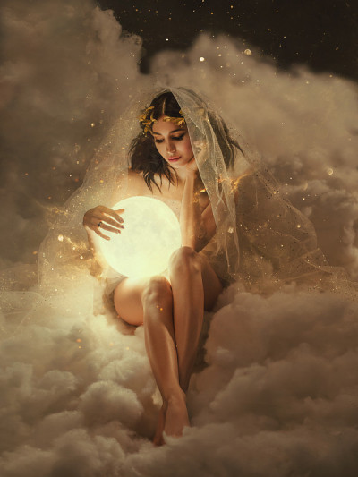 美丽苗条性感的女士坐在云端，手里拿着月亮。太阳和天空的女儿，梦想的守护者，准备好做好事和一个在夜晚和