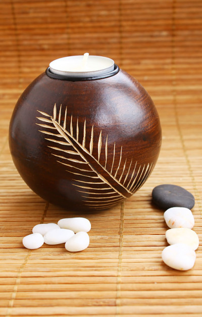 竹席上的蜡烛和石头