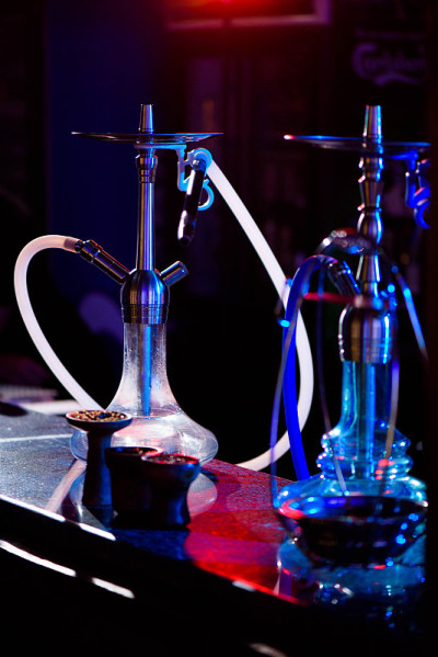 酒吧桌上的一群东方水烟。