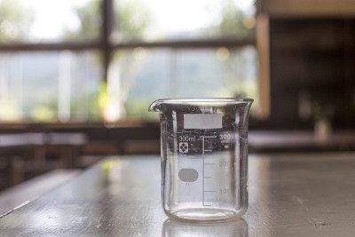 科学实验室里的烧杯