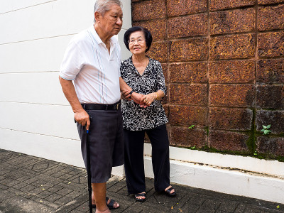 幸福浪漫的资深亚洲夫妇照顾彼此。我们多久没见了。爱从未改变。老年夫妻互相照顾的概念