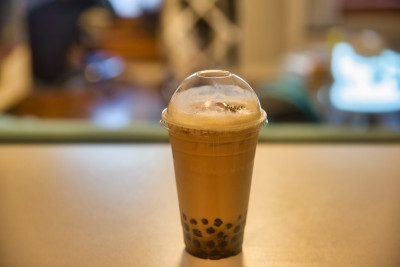 泰国奶茶与红糖和木薯在一个模糊的背景。