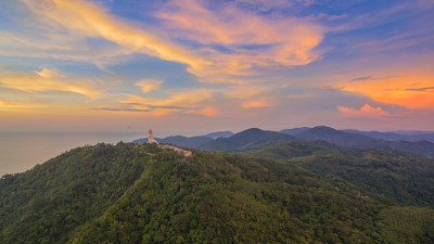风景全景普吉岛大佛在美丽的日落。