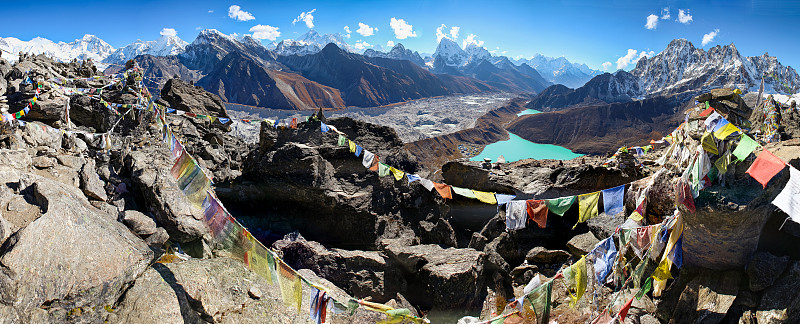 Gokyo Ri mountain summit的Ngozumpa冰川全景。