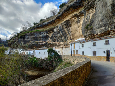西班牙的“Setenil de las Bodegas”城市景观。安达卢西亚的白色村庄