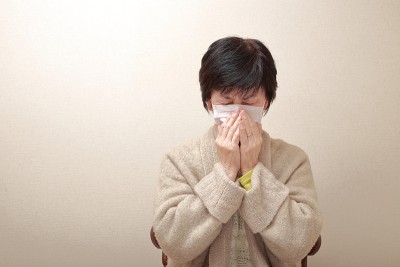 中年妇女戴口罩而感冒