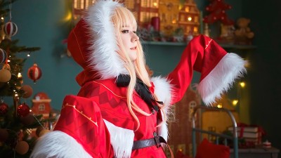 女孩cosplay圣诞Miku圣诞老人服装和礼物。新年的精灵。为摄影师摆姿势