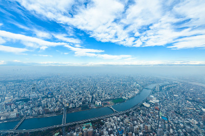 雾中的东京城市景观。