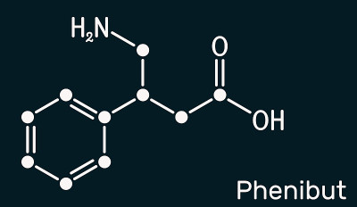 Phenibut分子。它是一种中枢神经系统抑制剂，具有抗焦虑和镇静作用。在深蓝色背景上的骨架化学式