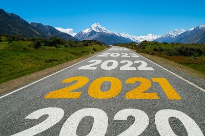 2021年新年旅行和未来愿景的概念。
