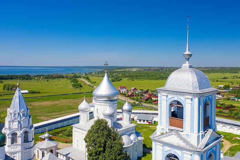 俄罗斯雅罗斯拉夫尔地区Pereslavl Zalessky的Nikitskiy修道院无人机拍摄。夏天