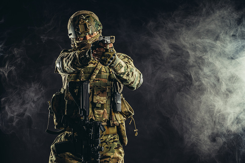士兵用武器瞄准敌人