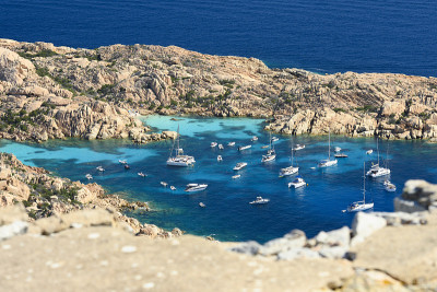 (选择性聚焦)Cala Coticcio也被称为塔希提岛，它的岩石海岸和小海滩沐浴在绿松石清澈的海水