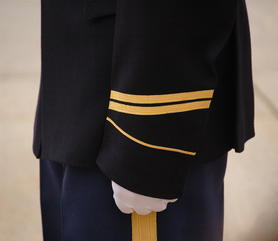 穿着制服的士兵戴着手套的手