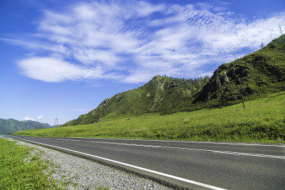 阿尔泰山上的柏油路